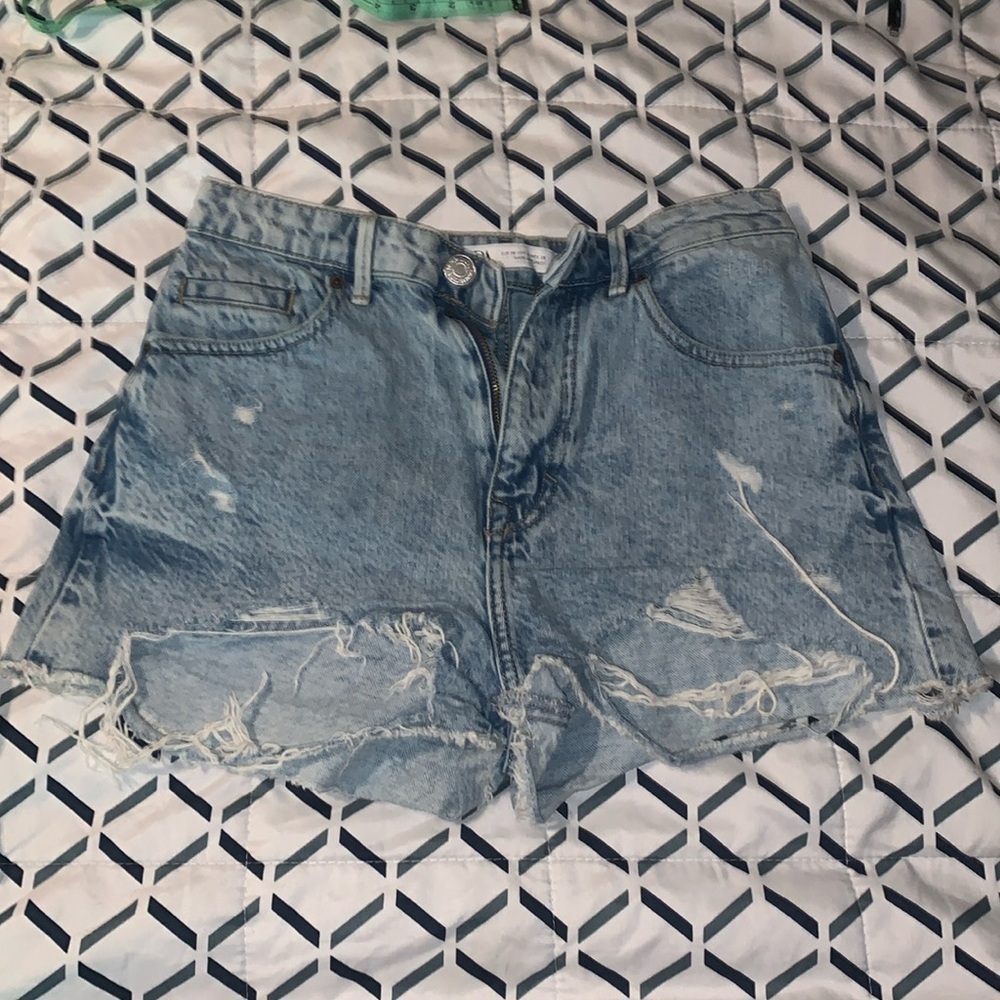 Zara booty jean shorts ripped and distressed light wash denim size US 4 small